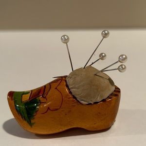 Vintage Carved Wooden DUTCH HOLLAND SHOE CLOG Pin Cushion Windmill